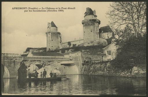 Le château : vue générale avec le pont démoli par les inondations d'octobre 1909 (vue 1), la tour et la chapelle (vue 2).